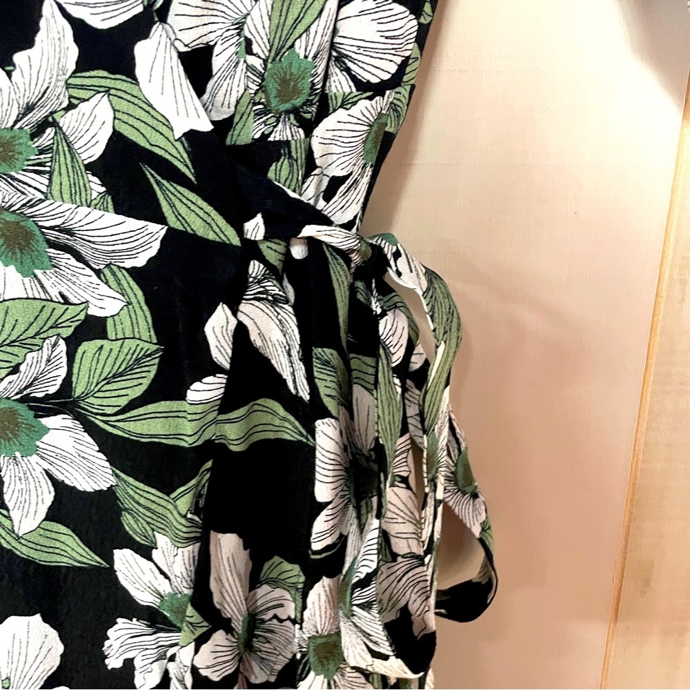 NWT Francesca’s Mi Ami Black White Green Floral Flutter Hem Wrap Dress Sz S - Picture 6 of 6